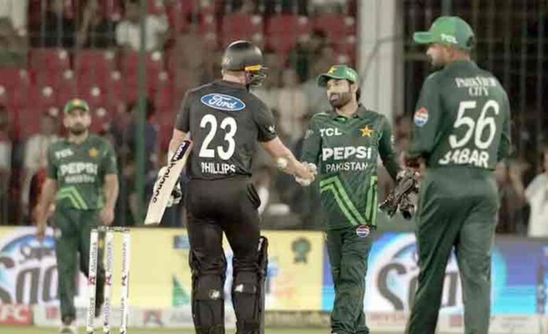  نیوزی لینڈ نے سہ ملکی ون ڈے سیریز کے فائنل میں پاکستان کو 5 وکٹوں سے شکست دے کر ٹائٹل اپنے نام کر لیا۔